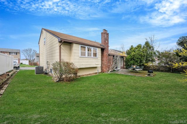 19 Woodoak Lane, Huntington, NY 11743