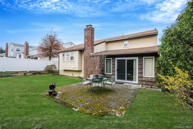 19 Woodoak Lane, Huntington, NY 11743