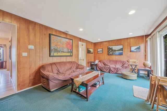 19 Woodoak Lane, Huntington, NY 11743
