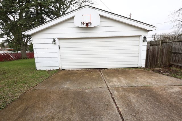 704 LINCOLNWOOD Drive, Streamwood, IL 60107