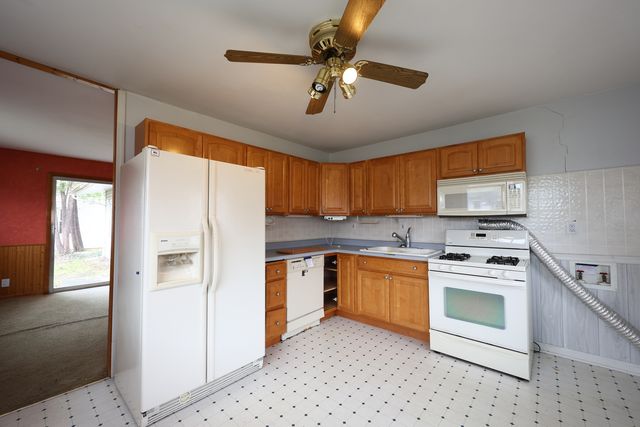 704 LINCOLNWOOD Drive, Streamwood, IL 60107