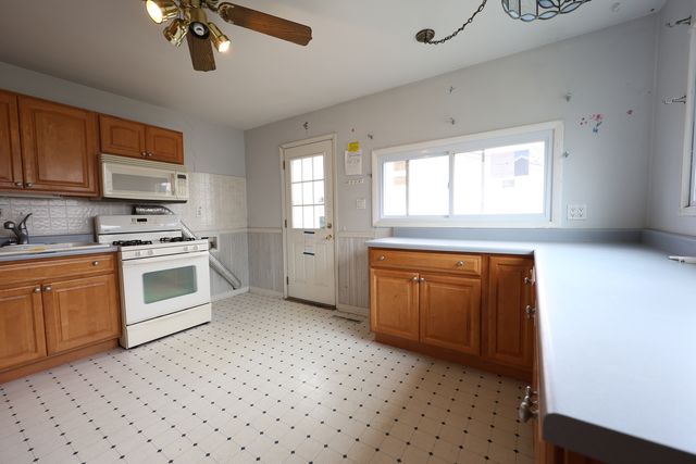 704 LINCOLNWOOD Drive, Streamwood, IL 60107