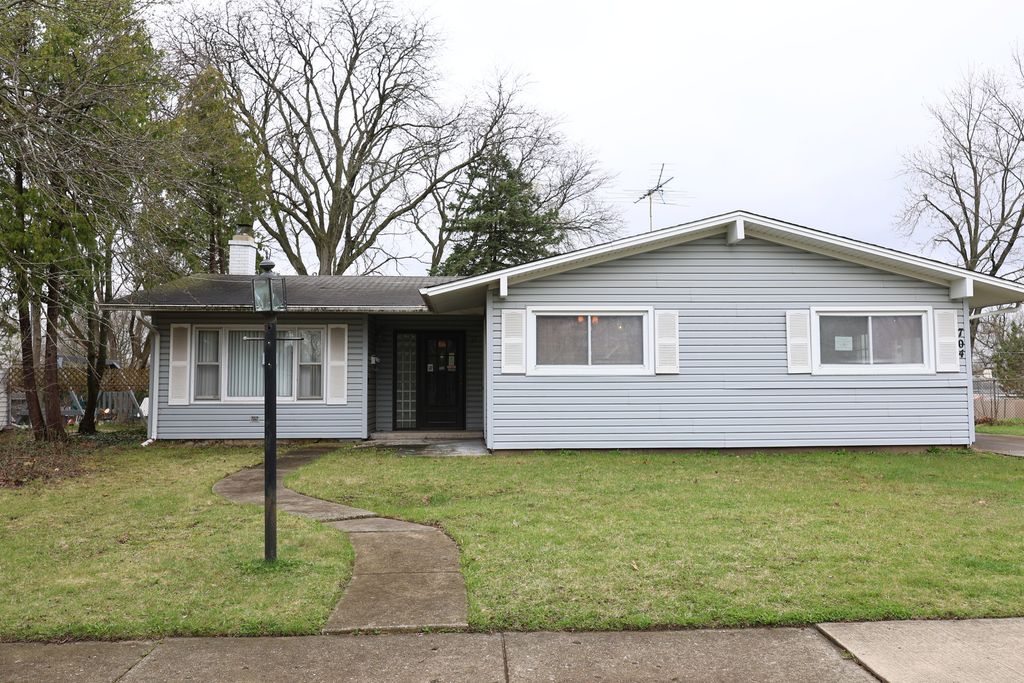 704 LINCOLNWOOD Drive, Streamwood, IL 60107