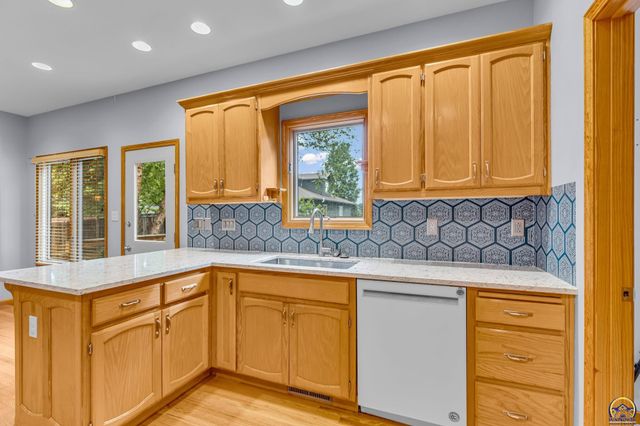 4178 Blackjack Oak DR, Lawrence, KS 66047