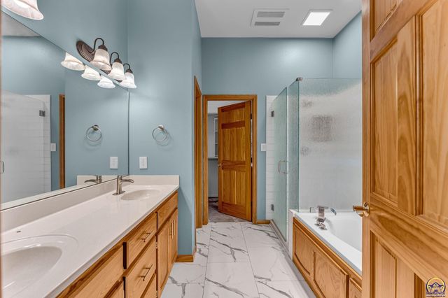 4178 Blackjack Oak DR, Lawrence, KS 66047
