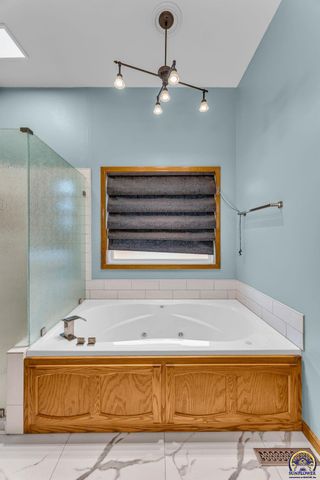 4178 Blackjack Oak DR, Lawrence, KS 66047