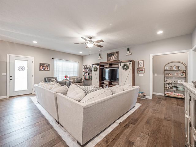 1512 Hills Drive, Evansville, IN 47720