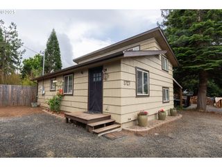 1727 E WASHINGTON Ave, Cottage Grove, OR 97424