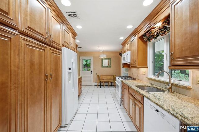23 Cressfield Court, Woodcliff Lake, NJ 07677