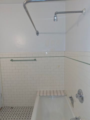 6700 S Crandon Avenue 3A, Chicago, IL 60649