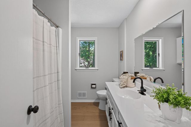 2709 Holloway Avenue E, North Saint Paul, MN 55109