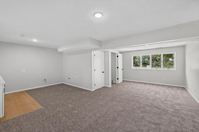 2709 Holloway Avenue E, North Saint Paul, MN 55109