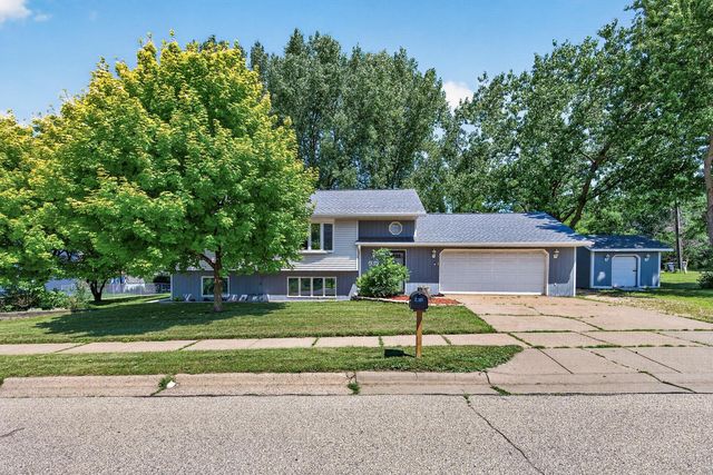 2709 Holloway Avenue E, North Saint Paul, MN 55109
