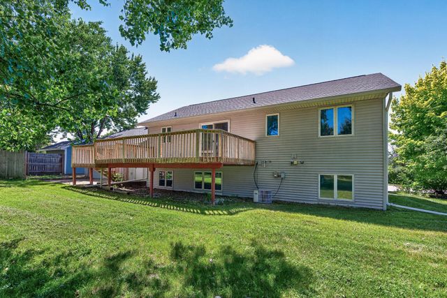 2709 Holloway Avenue E, North Saint Paul, MN 55109
