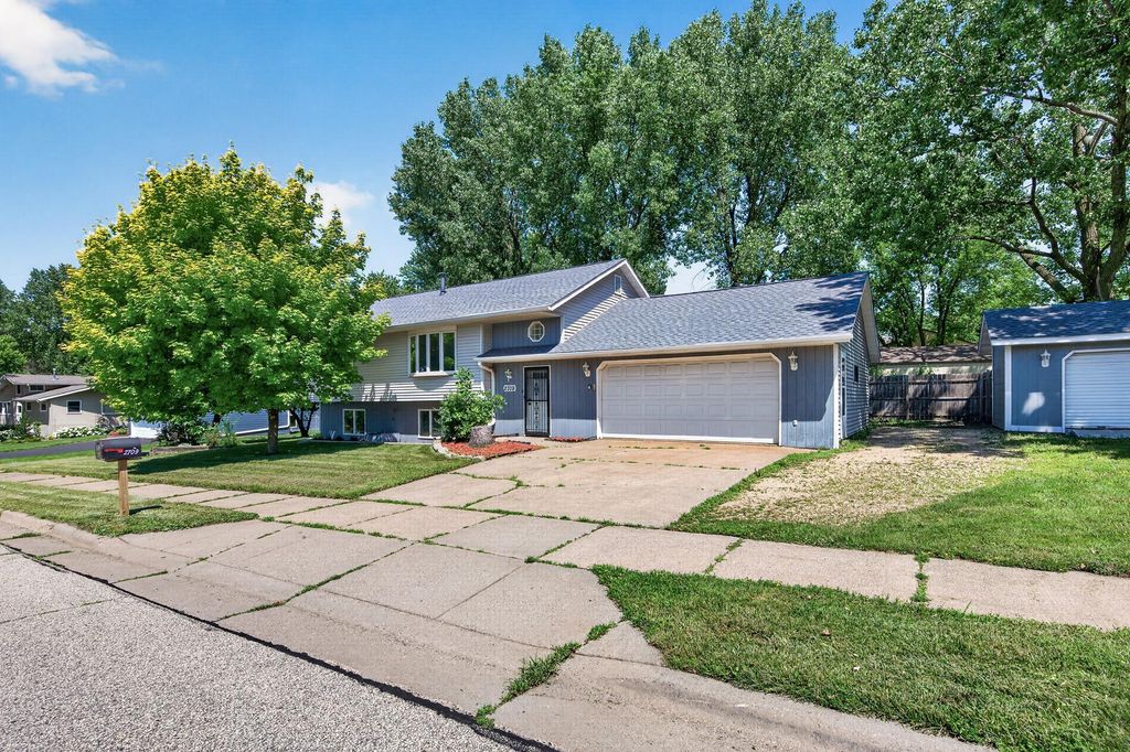 2709 Holloway Avenue E, North Saint Paul, MN 55109