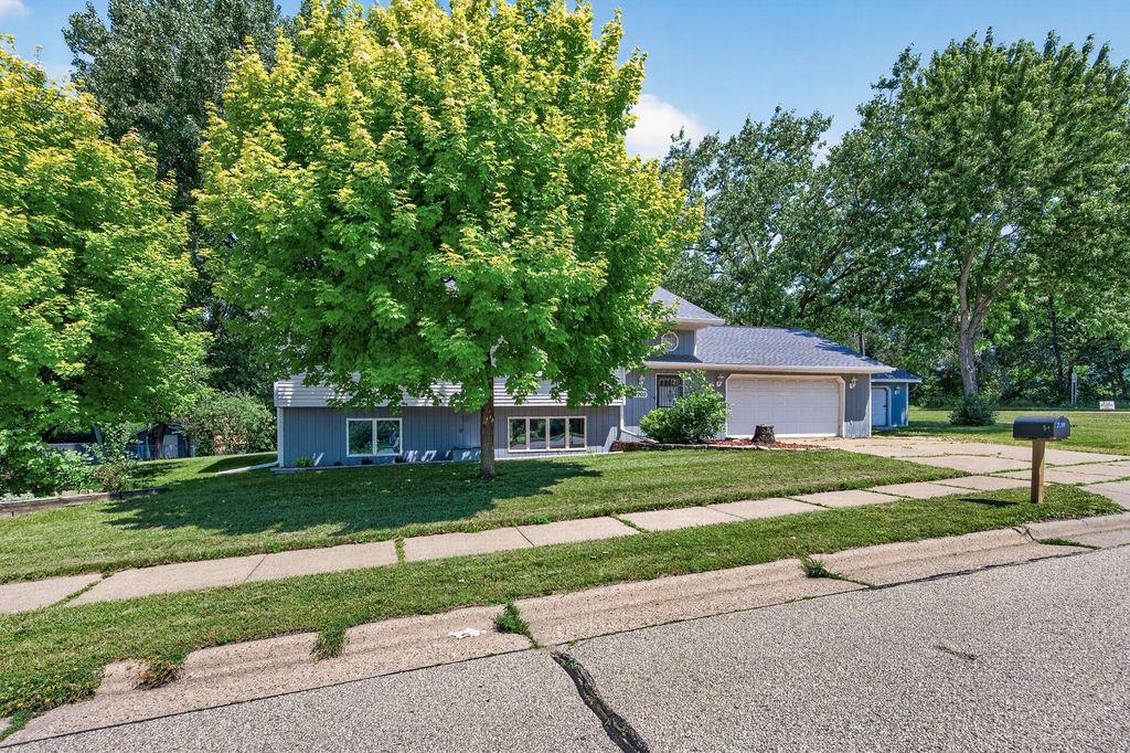 2709 Holloway Avenue E, North Saint Paul, MN 55109 — photo 2