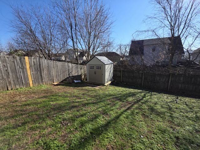 524 Oakmont Dr, Clarksville, TN 37042