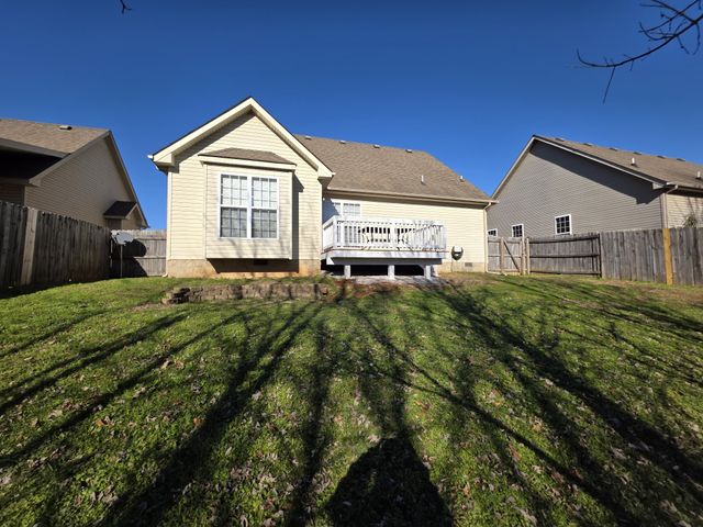 524 Oakmont Dr, Clarksville, TN 37042