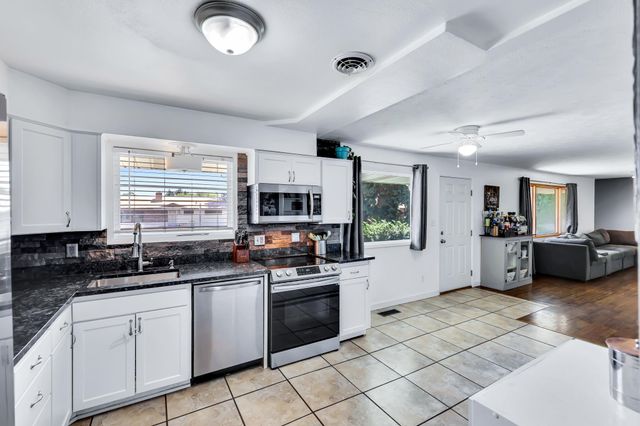 5917 N ADDISON St, Spokane, WA 99208