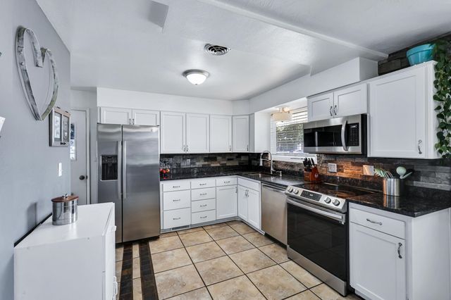 5917 N ADDISON St, Spokane, WA 99208