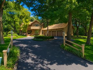 25546 Cayuga Trail, Lake Barrington, IL 60010