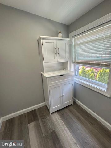 536 LONGSHORE AVENUE, Philadelphia, PA 19111