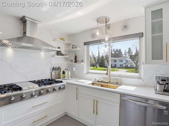 4886 Beacon Hill Drive, Bloomfield Hills, MI 48301