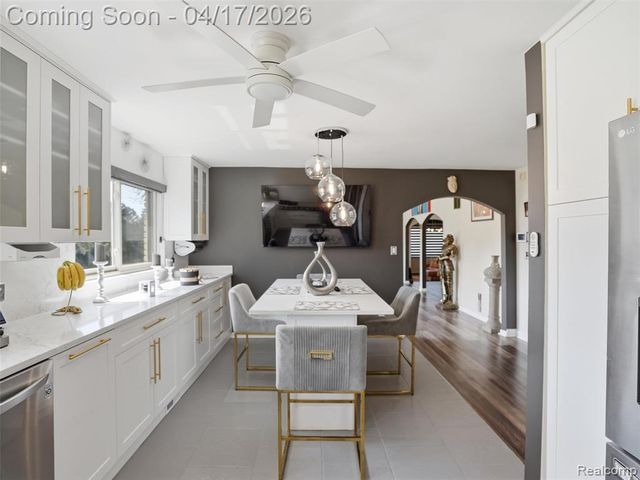4886 Beacon Hill Drive, Bloomfield Hills, MI 48301