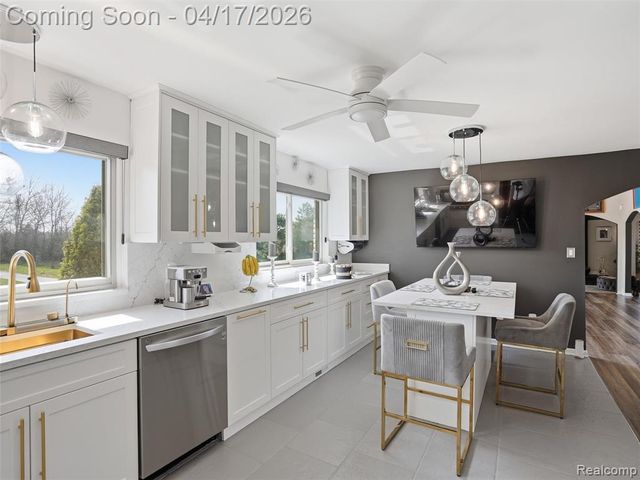 4886 Beacon Hill Drive, Bloomfield Hills, MI 48301