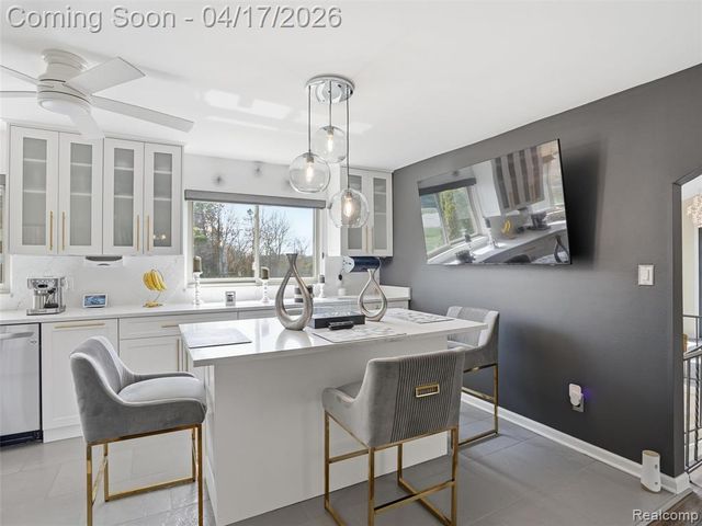 4886 Beacon Hill Drive, Bloomfield Hills, MI 48301
