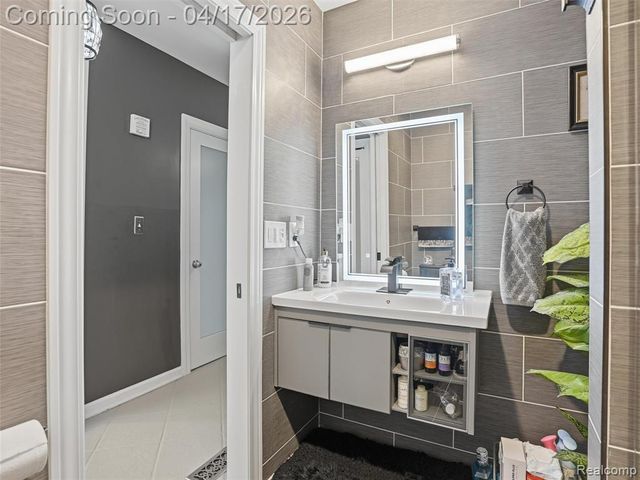4886 Beacon Hill Drive, Bloomfield Hills, MI 48301