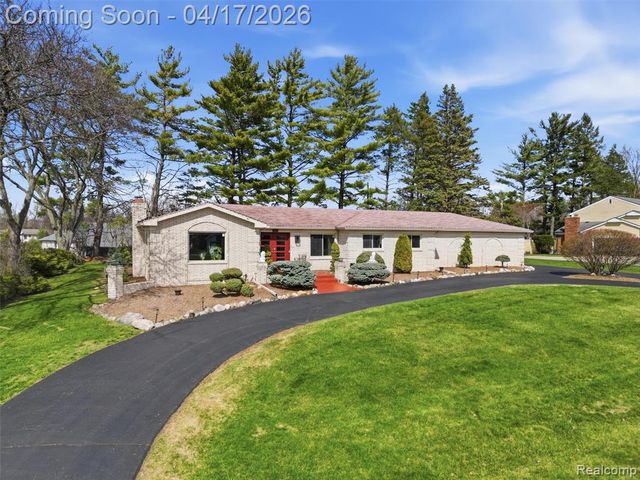 4886 Beacon Hill Drive, Bloomfield Hills, MI 48301