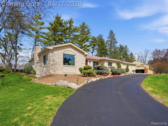 4886 Beacon Hill Drive, Bloomfield Hills, MI 48301