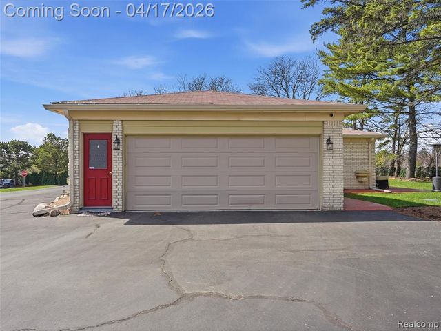 4886 Beacon Hill Drive, Bloomfield Hills, MI 48301