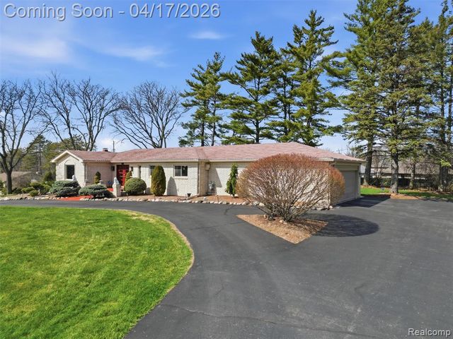 4886 Beacon Hill Drive, Bloomfield Hills, MI 48301