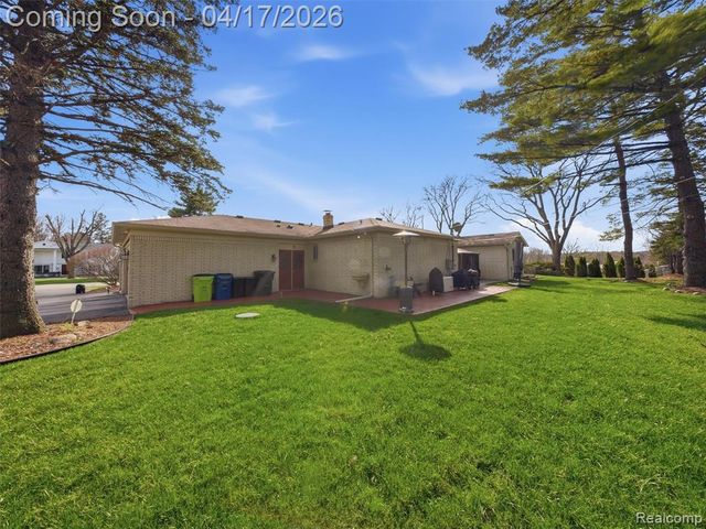 4886 Beacon Hill Drive, Bloomfield Hills, MI 48301