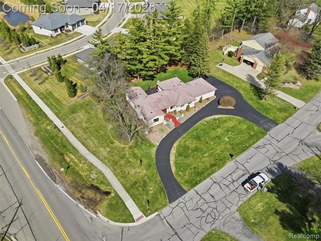 4886 Beacon Hill Drive, Bloomfield Hills, MI 48301