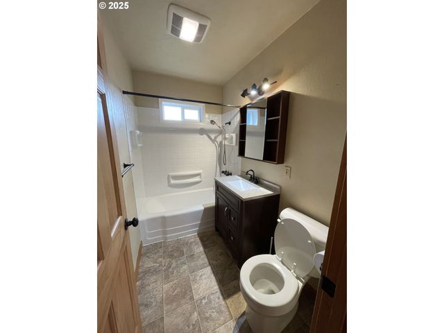 1820 DOGWOOD Ave, Reedsport, OR 97467