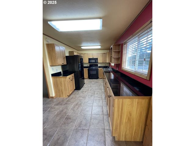 1820 DOGWOOD Ave, Reedsport, OR 97467