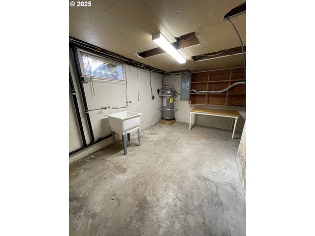 1820 DOGWOOD Ave, Reedsport, OR 97467