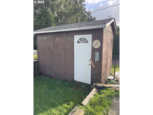 1820 DOGWOOD Ave, Reedsport, OR 97467