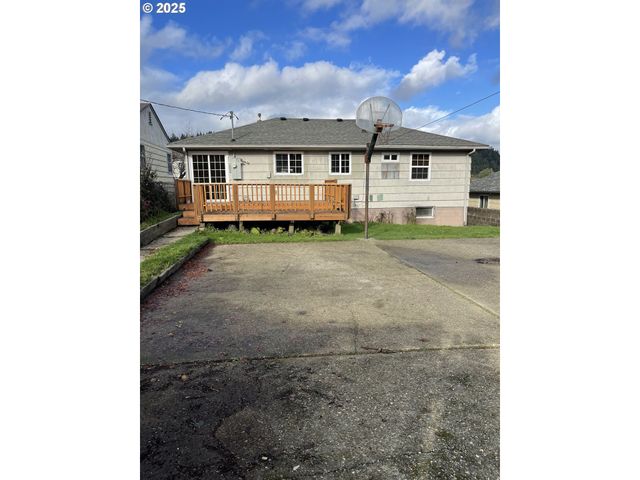 1820 DOGWOOD Ave, Reedsport, OR 97467