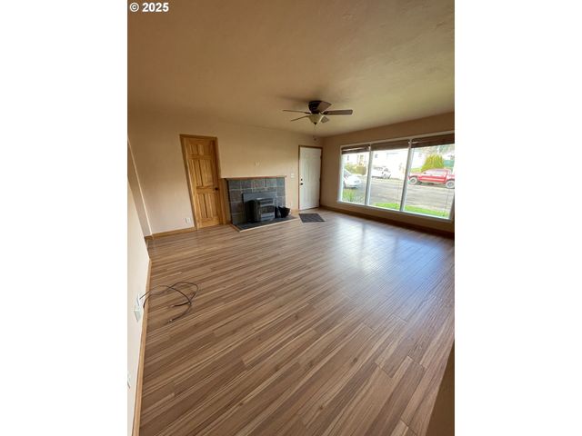 1820 DOGWOOD Ave, Reedsport, OR 97467