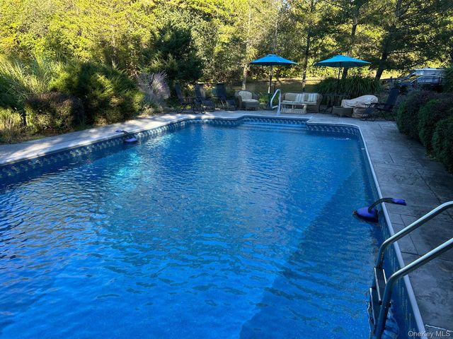 17 Woodridge Drive, Chester, NY 10918