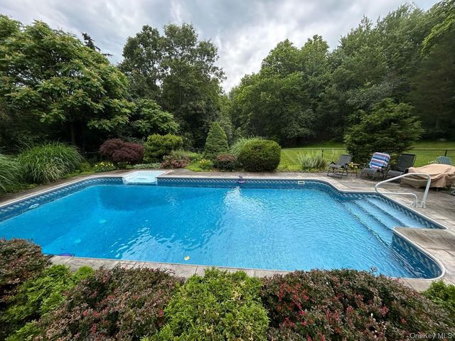 17 Woodridge Drive, Chester, NY 10918