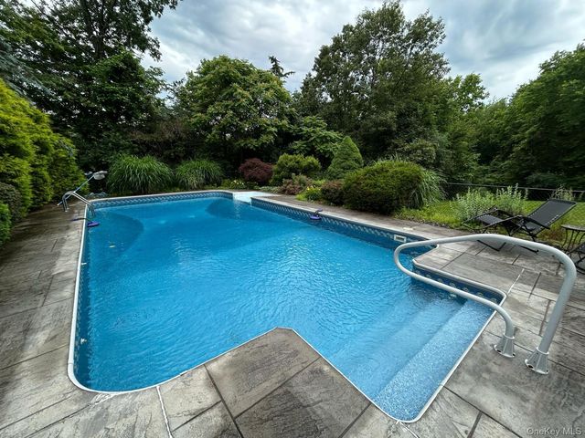 17 Woodridge Drive, Chester, NY 10918