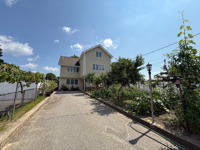 54 Pleasant St A, Wareham, MA 02571