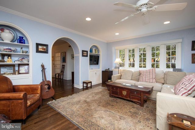 8401 SAINT MARTINS LN, Philadelphia, PA 19118