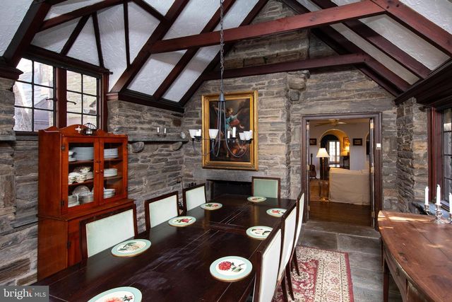 8401 SAINT MARTINS LN, Philadelphia, PA 19118