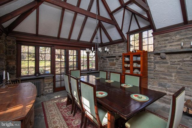 8401 SAINT MARTINS LN, Philadelphia, PA 19118